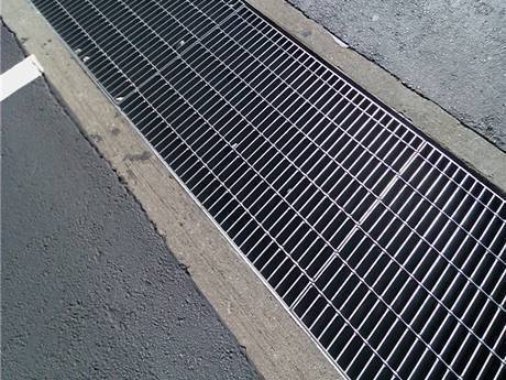 This welded steel grating gully cover on the street..jpg
