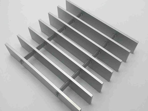 A piece of aluminum swage locked grating with smooth surface..jpg