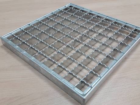 A press-locked steel grating with serration both on the bearing bar and cross bar..jpg