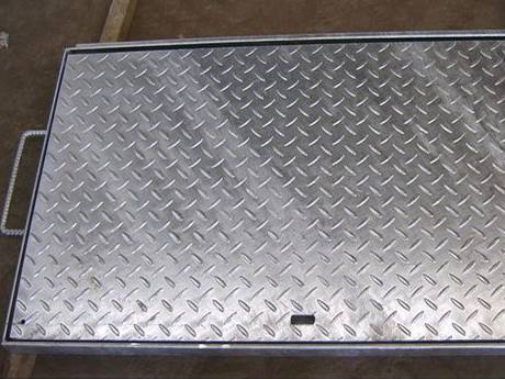 A compound steel grating with two armrests on the two sides..jpg