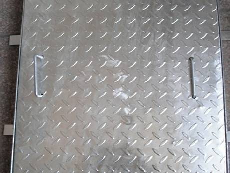A square compound steel grating with eight bars on the four sides placed on the ground..jpg