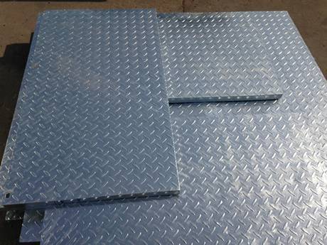 Some compound steel gratings with different sizes placed on the ground..jpg