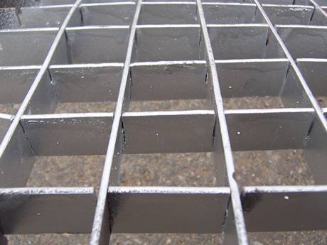 A plug grating that the height of cross bar and bearing bar is the same..jpg