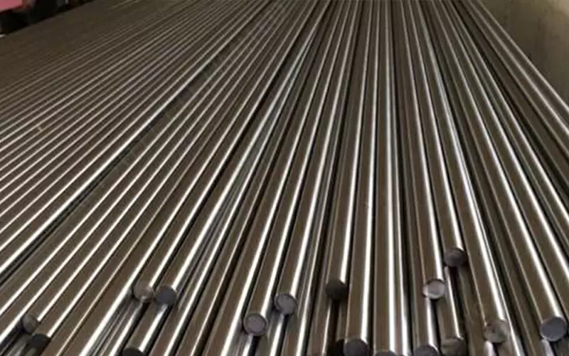 Titanium alloy bar