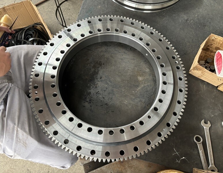 V18E083 Leonessa 36 holes cross roller slewing bearing