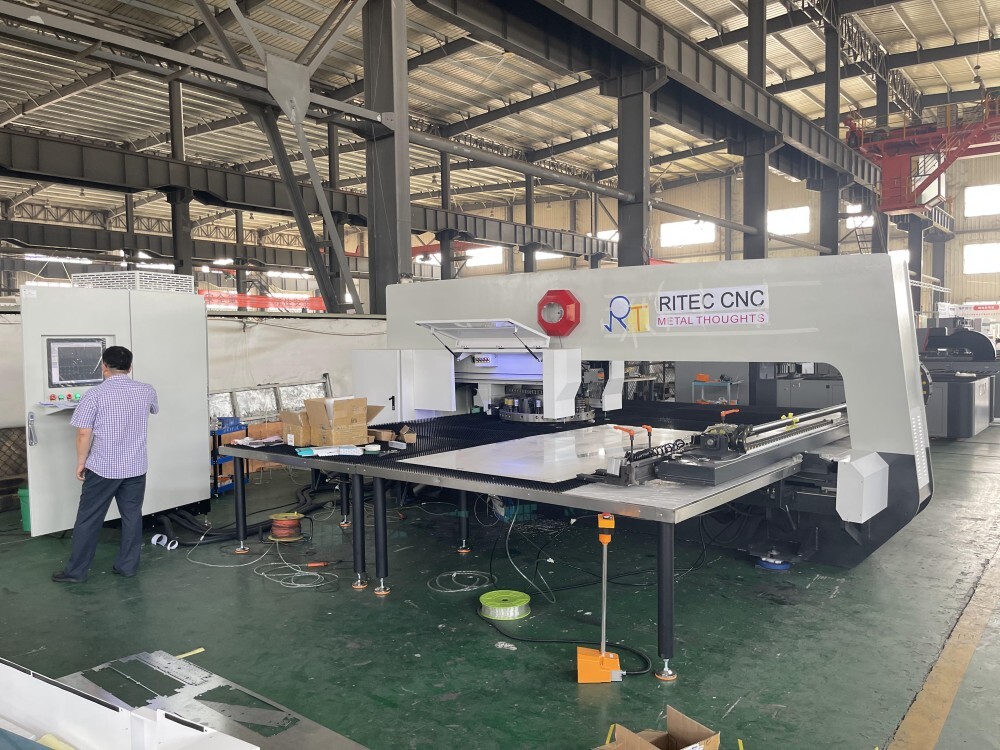 Prueba de la punzonadora de torreta Ritec Servo CNC antes del envío