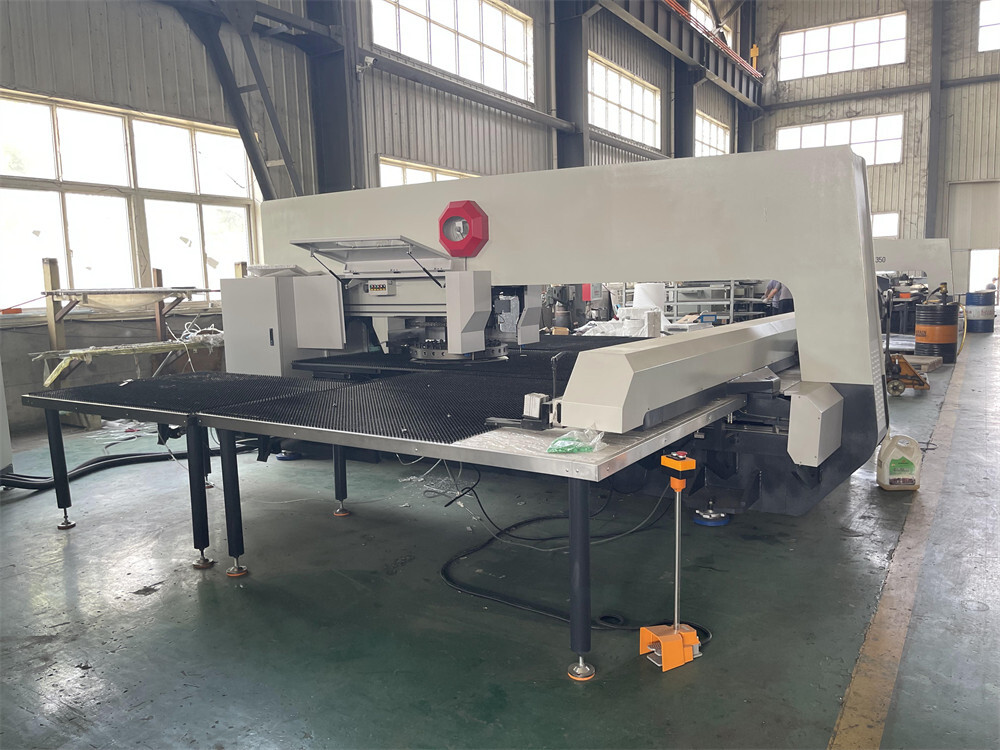 Elegir la punzonadora de torreta CNC adecuada para sus necesidades de fabricación de metal