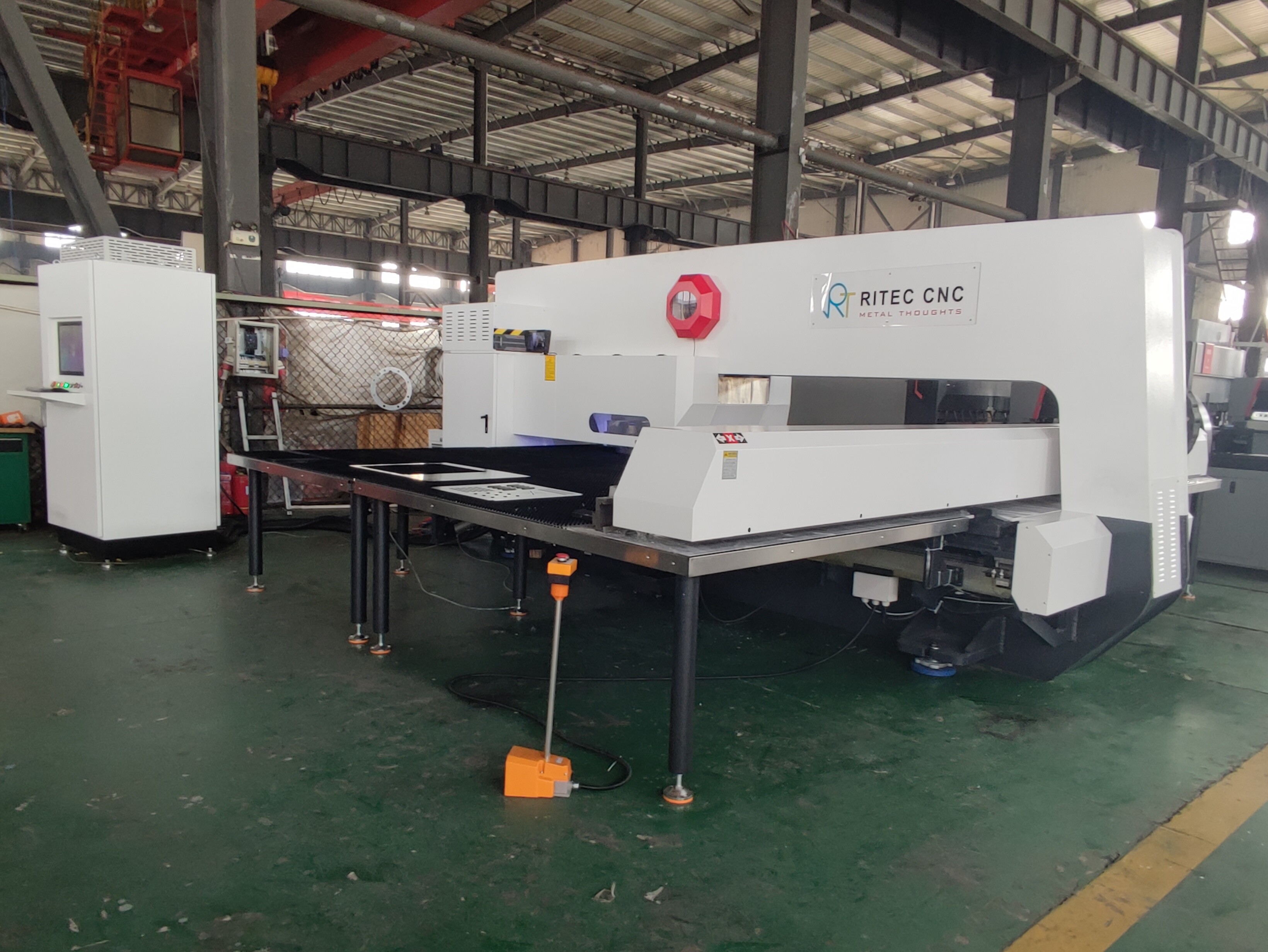 Punzonadora de torreta láser ES350 3000W para proveedor de sistemas de energía en Arabia Saudí