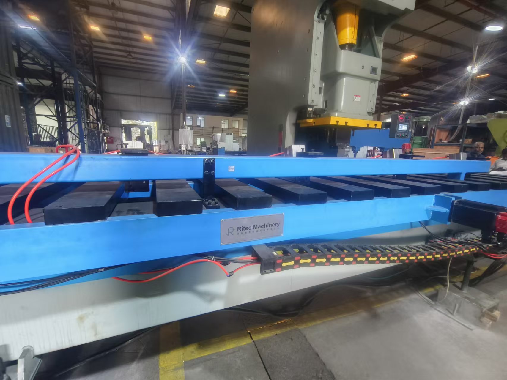 Cliente de la Industria Petrolera de Arabia Saudita Actualiza el Procesamiento de Acero Inoxidable con Nuestra Máquina Alimentadora