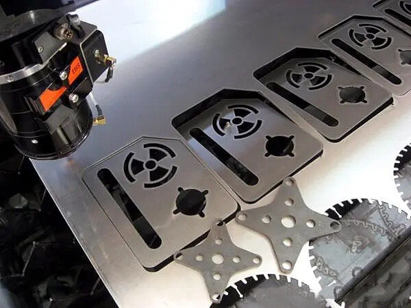 Laser cutting machine for cutting complex shapes of sheet metal