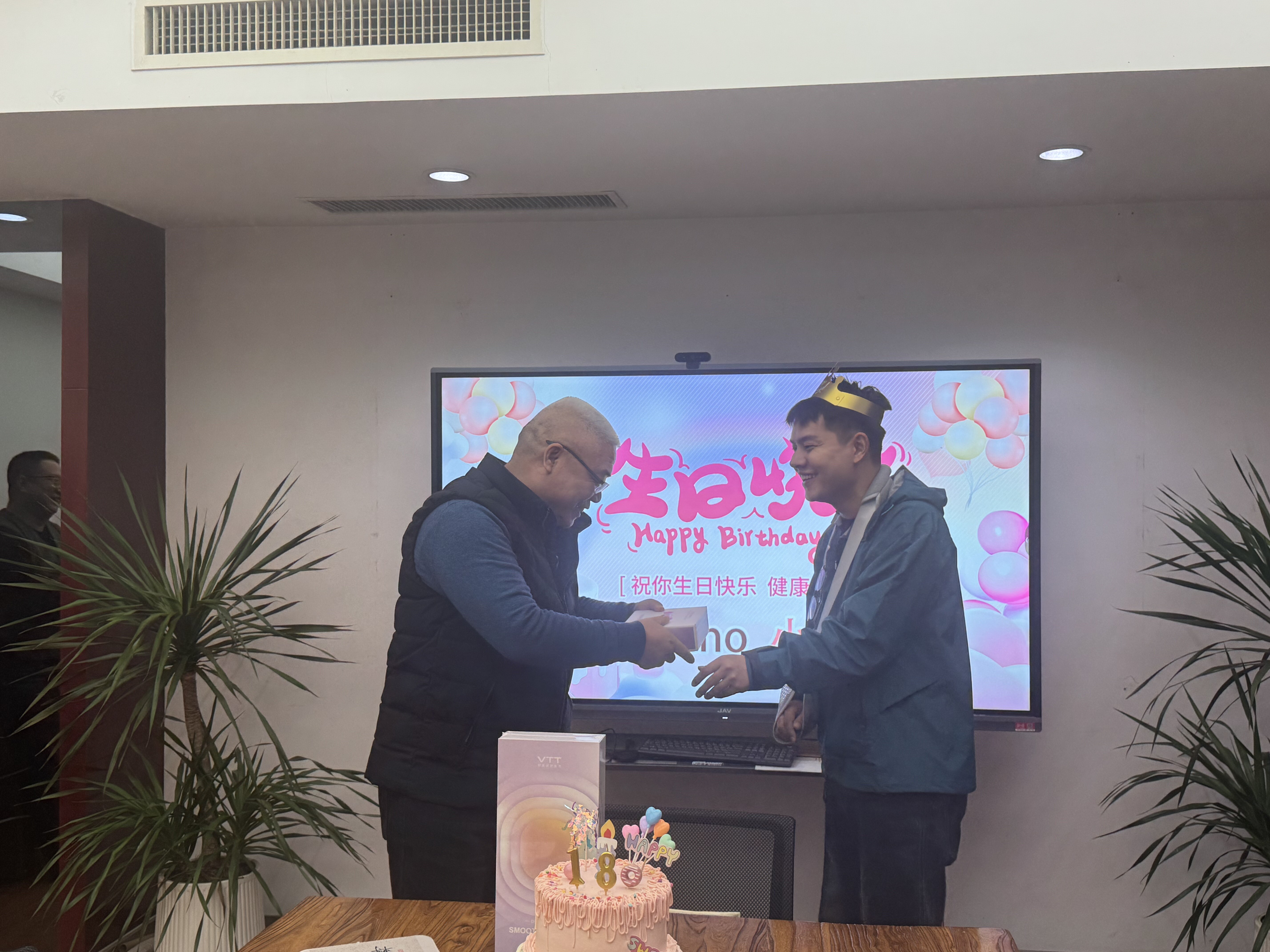 Celebrando la Excelencia: Un Homenaje Especial de Cumpleaños a Nuestro Colega, Yu Guozhong