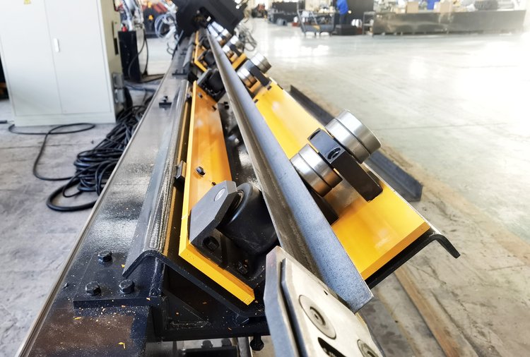 Exhibición de pruebas de la línea de punzonado de acero en ángulo JGX1412 en el sitio del cliente