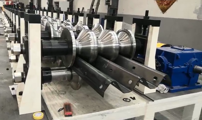 Máquina perfiladora de barandillas de carretera