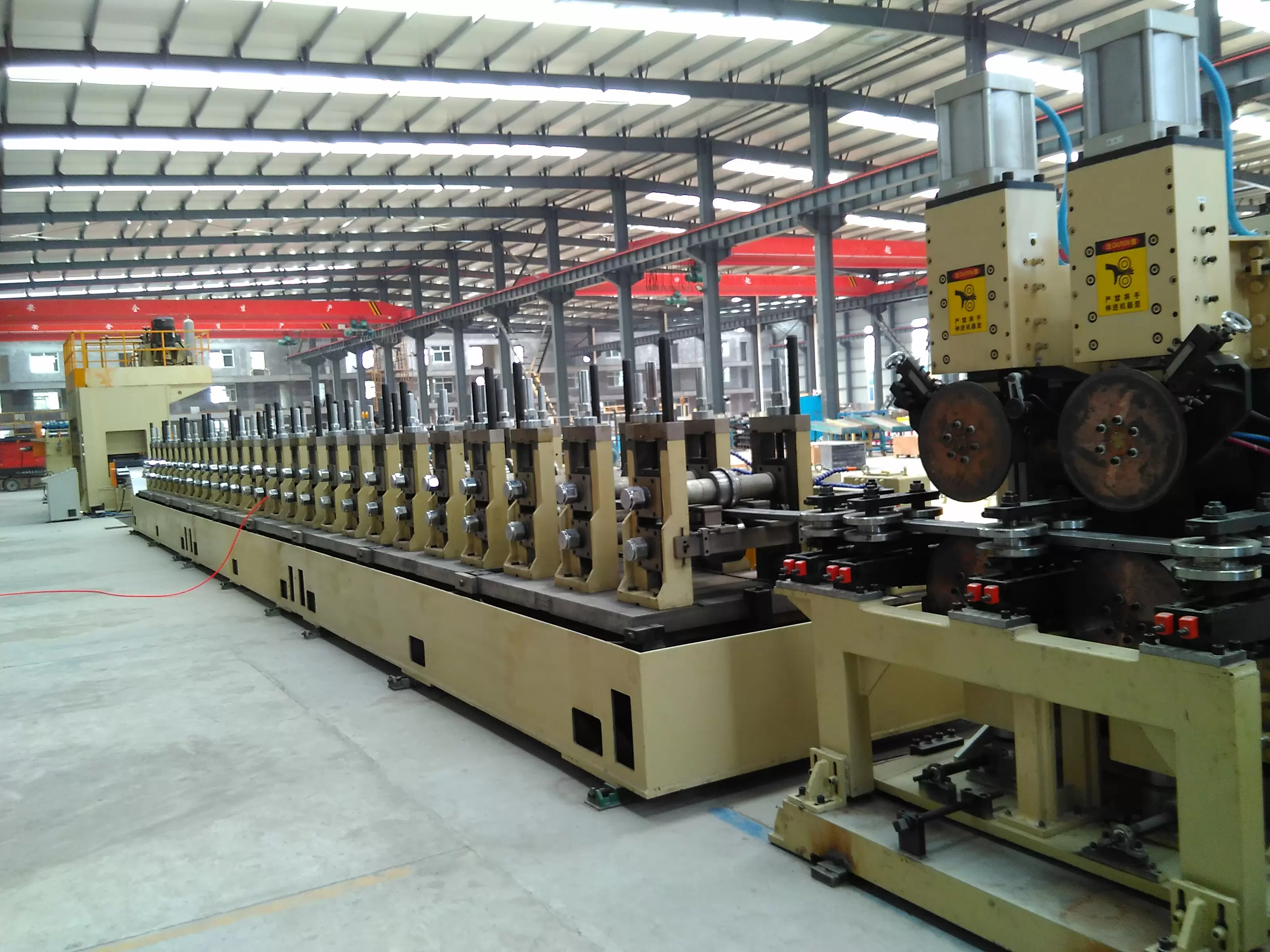 Máquina perfiladora para la industria automotriz