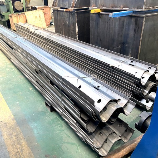 Máquina perfiladora de barandillas de carretera