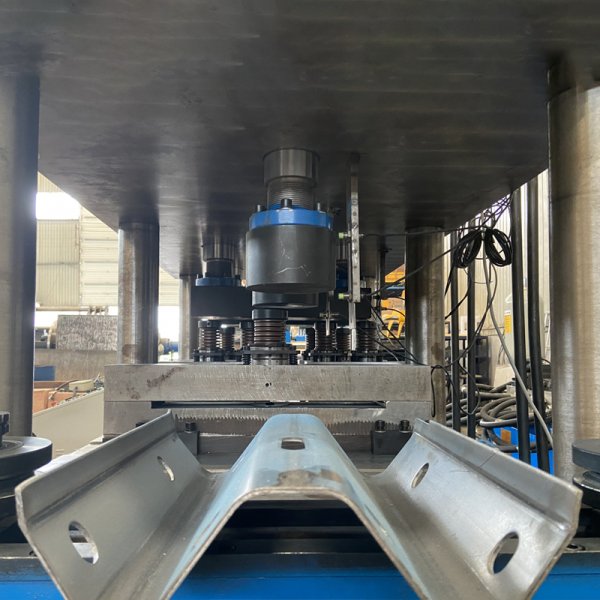 Máquina perfiladora de barandillas de carretera