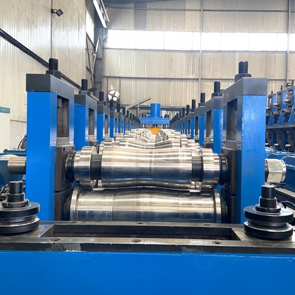 Máquina perfiladora de barandillas de carretera