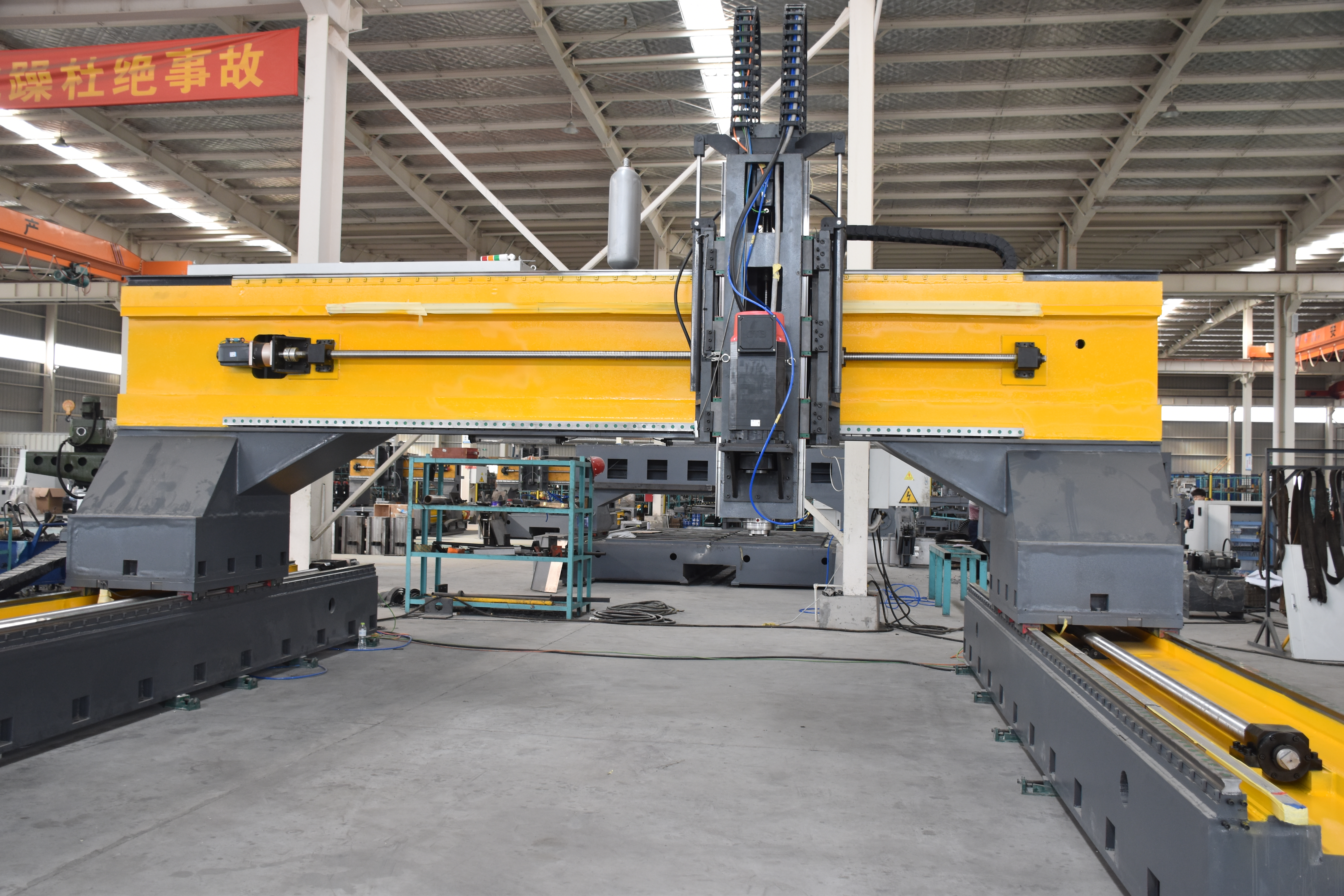 Características de la máquina fresadora y taladradora de placas CNC