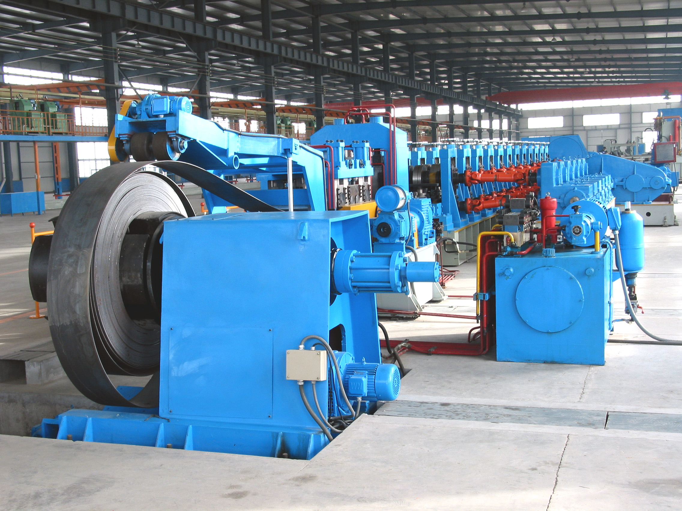 Máquina formadora de rollos en frío de viga en forma de U de viga de automóvil