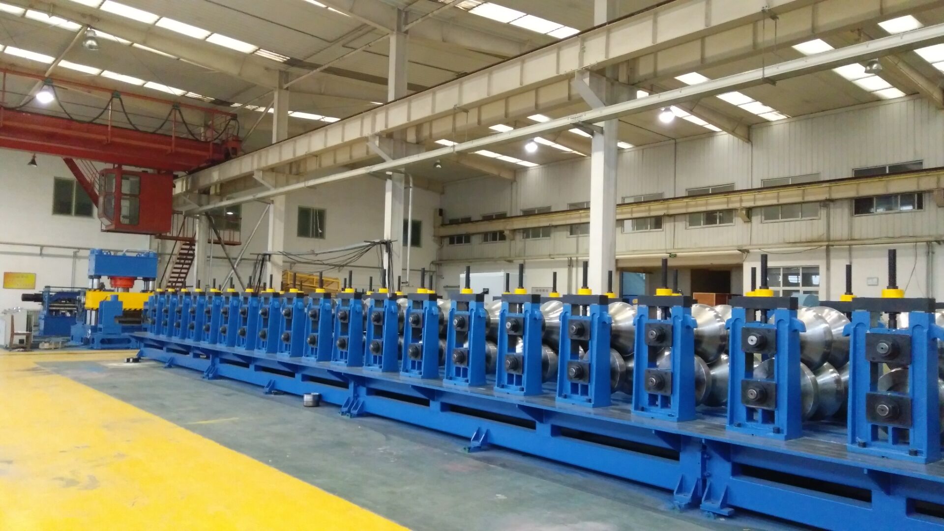 Máquina formadora de rollos automática para punzonado, conformado y doblado de placas corrugadas de alcantarilla