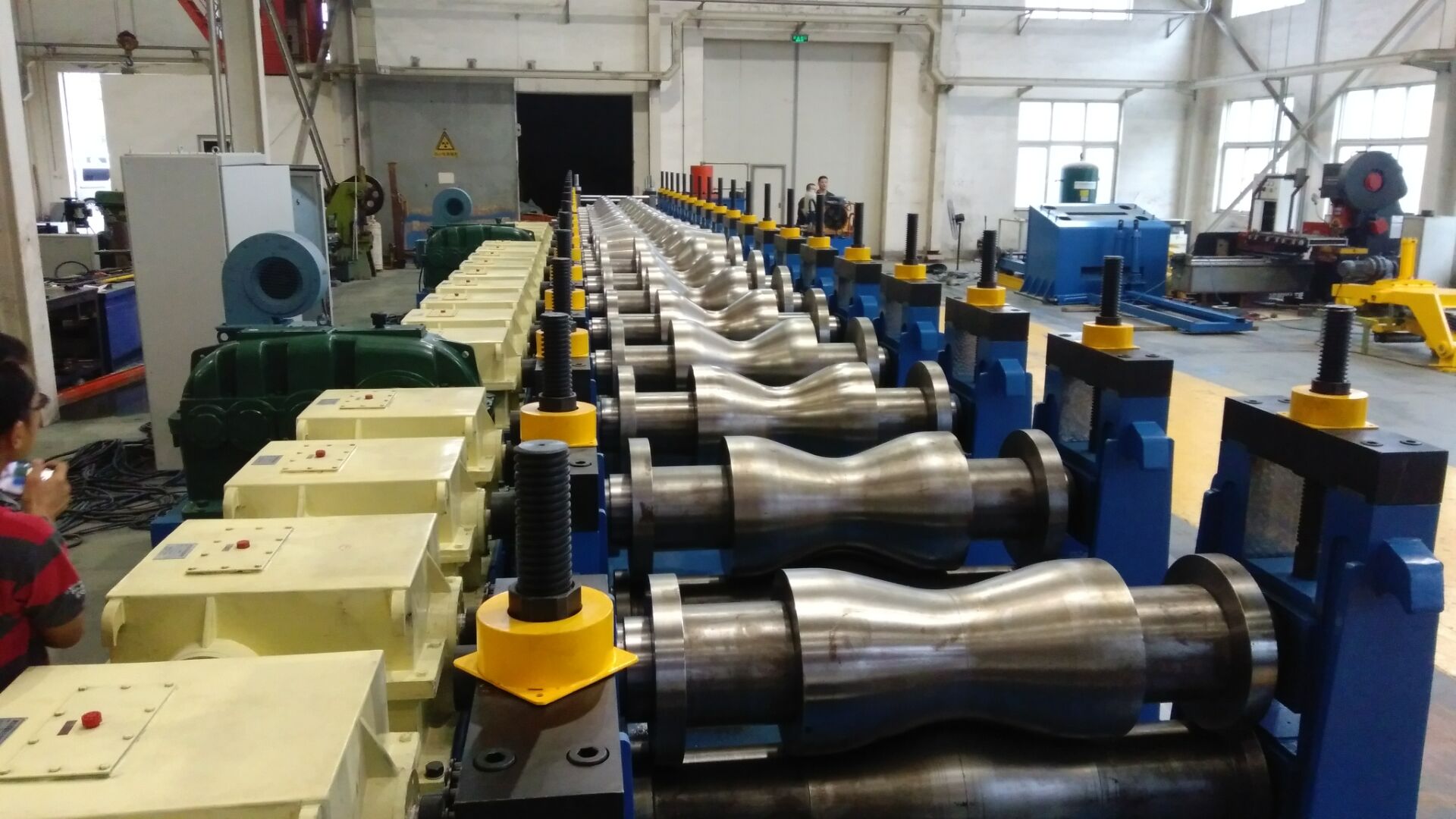 Máquina formadora de rollos automática para punzonado, conformado y doblado de placas corrugadas de alcantarilla