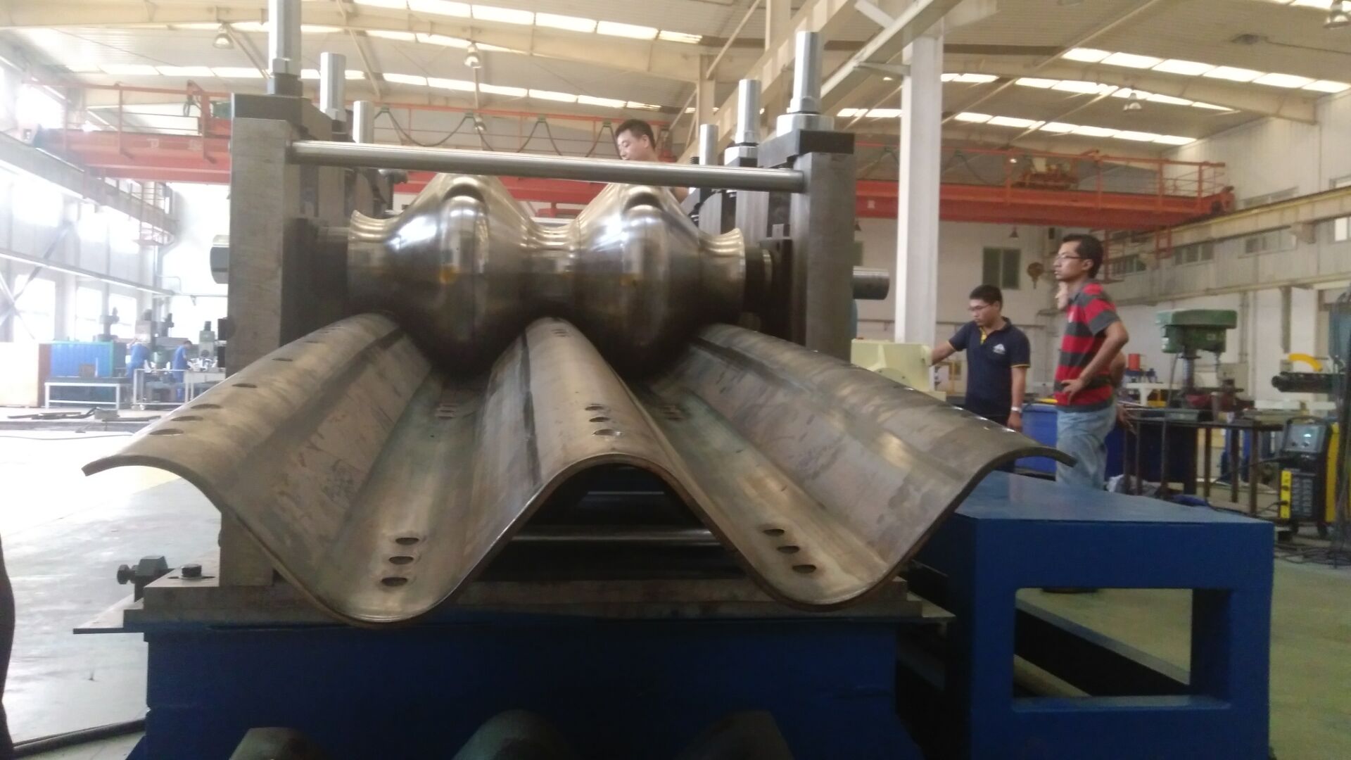Máquina formadora de rollos de pino de producción automática, punzonadora, formadora y dobladora de placas corrugadas de alcantarilla