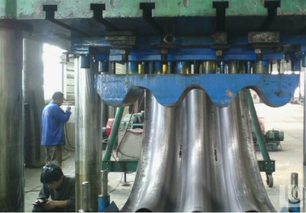 Máquina formadora de rollos de pino de producción automática, punzonadora, formadora y dobladora de placas corrugadas de alcantarilla