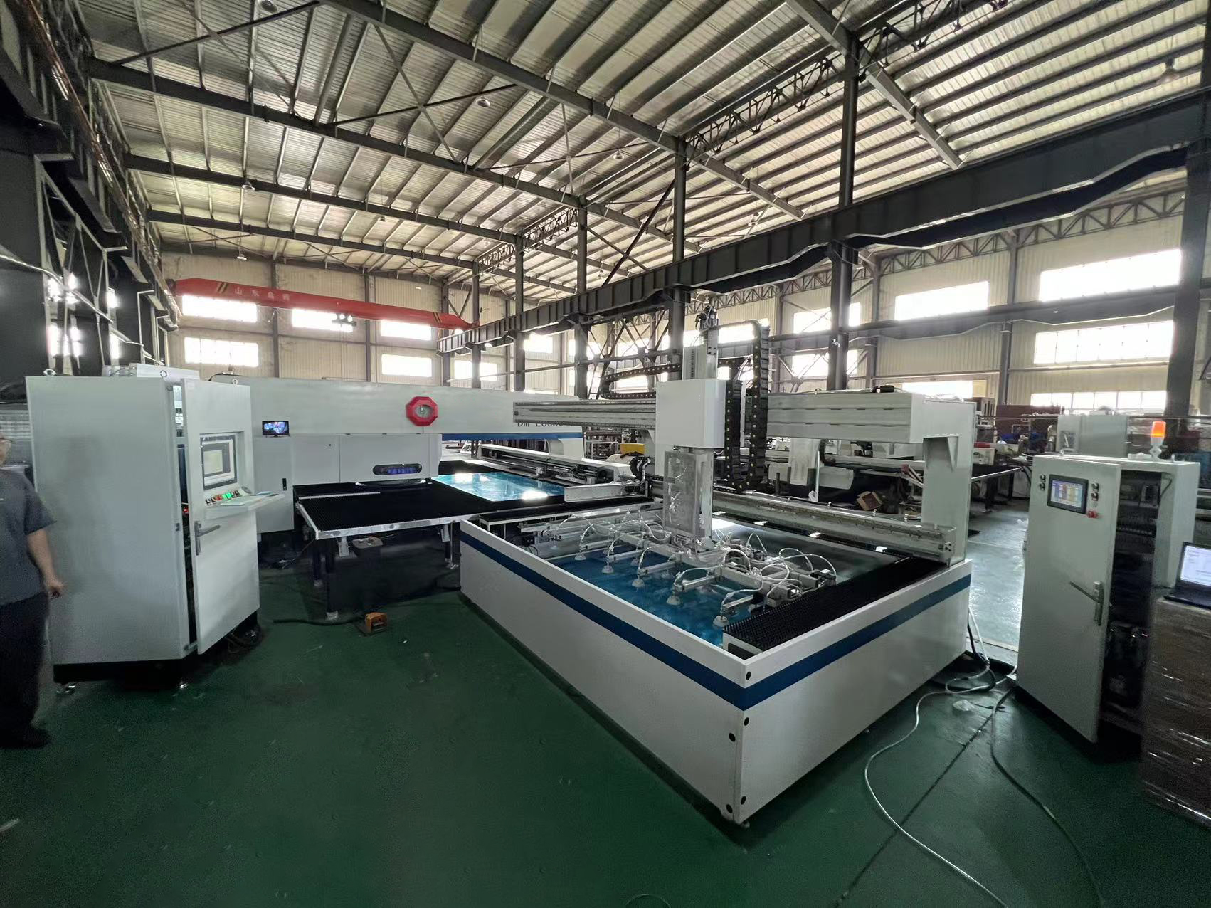 Sistema automático de carga y descarga para punzonadora de torreta CNC