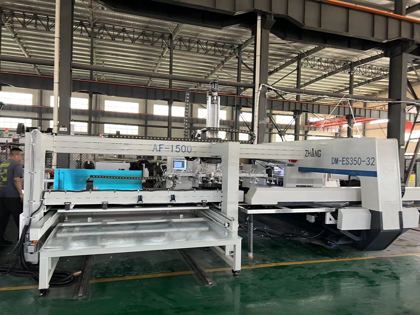 Sistema automático de carga y descarga para punzonadora de torreta CNC