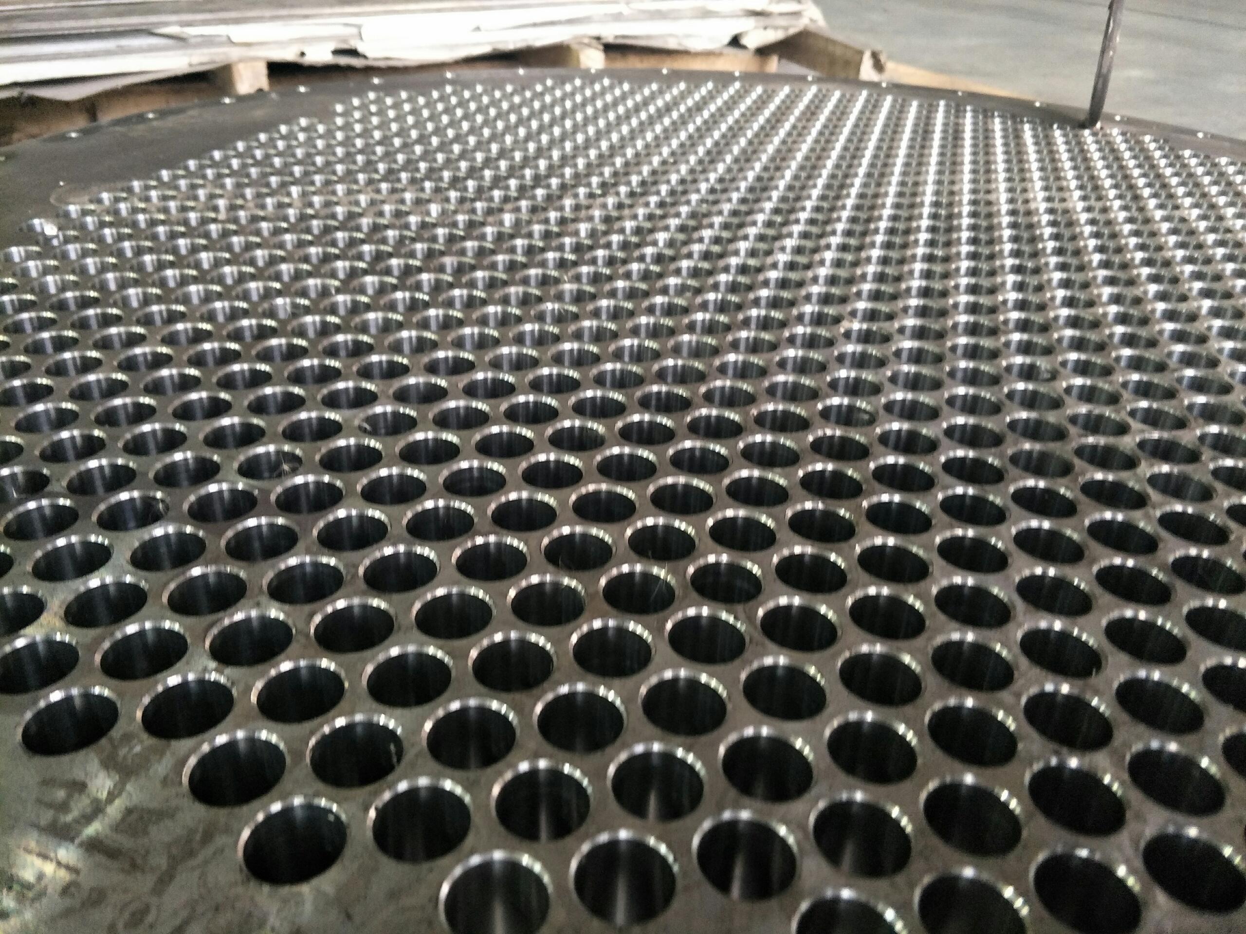 ¿Cómo trata la máquina perforadora de placas tubulares CNC materiales de alta dureza?