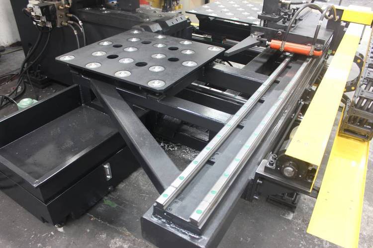 Punzonadora y perforadora hidráulica de placas CNC