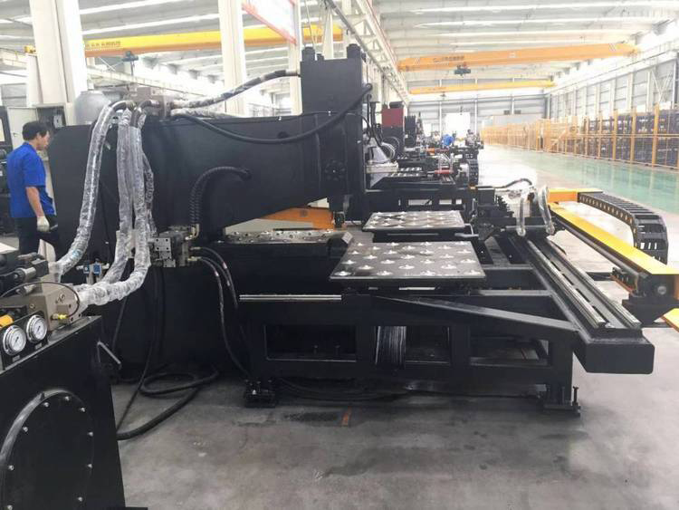 Punzonadora y perforadora hidráulica de placas CNC