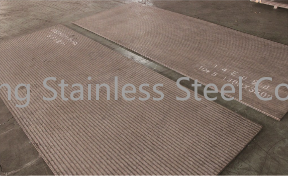 Hardfacing wear-resistant lining plate