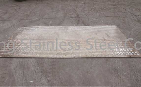 Hardfacing wear-resistant lining plate