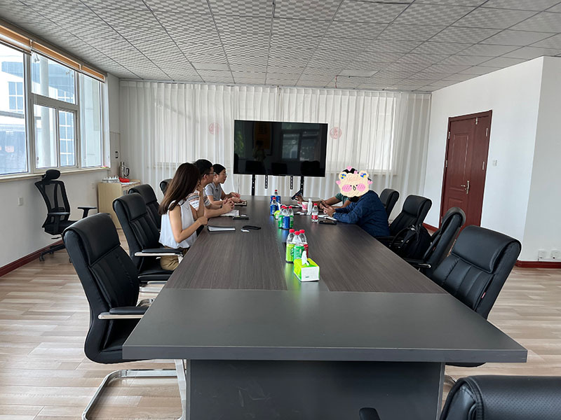 Meeting with our customers from India. They are manufacturer making silica gel desiccant sachet. This time they want to check our silica gel white and blue beads.