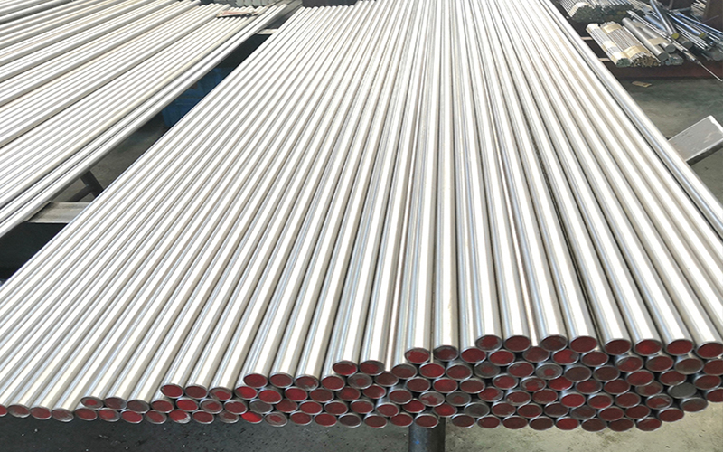 Titanium alloy bar