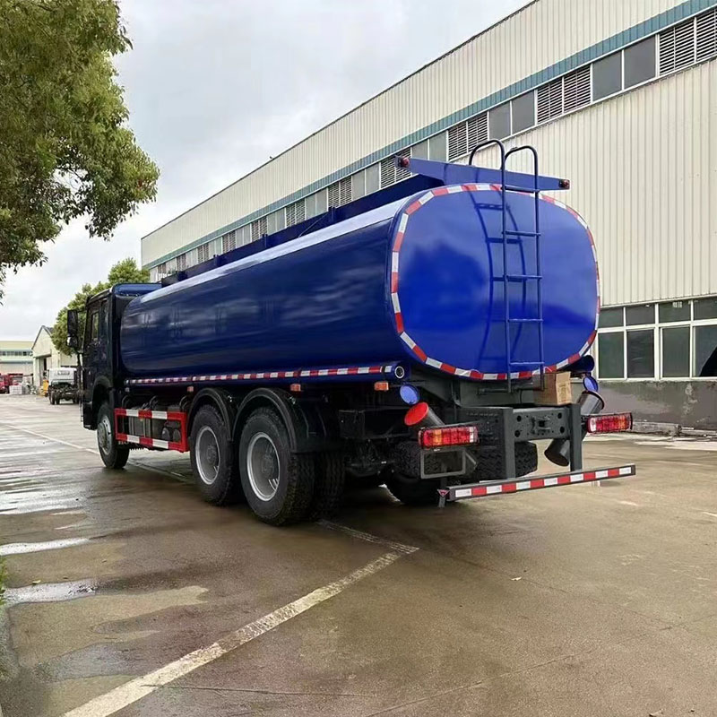 SINOTRUK HOWO fuel tanker truck