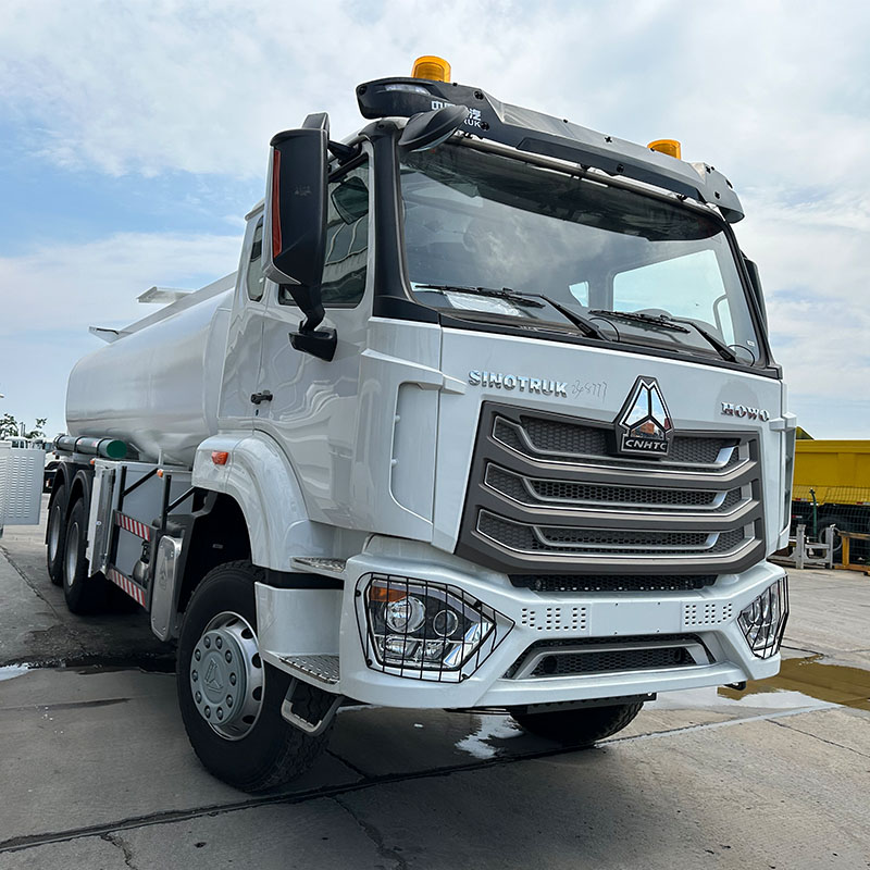 SINOTRUK HOWO N7 fuel tanker truck