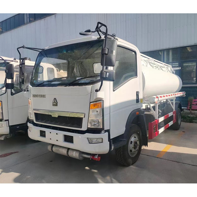 HOWO light duty fuel tanker truck