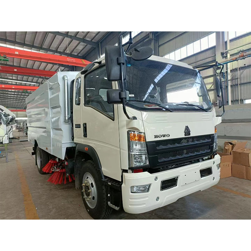 SINOTRUK light street sweeper truck