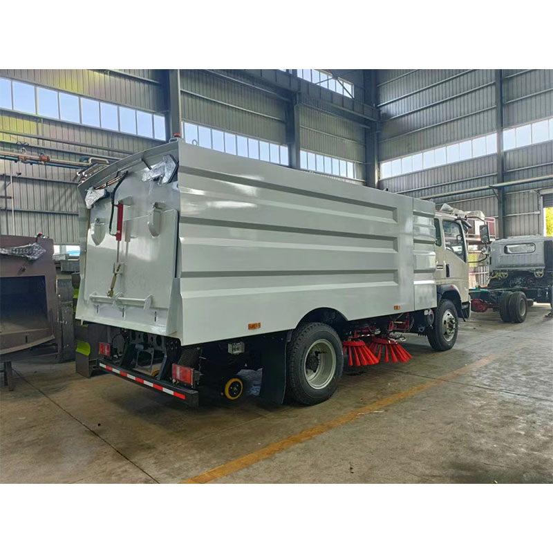 SINOTRUK light street sweeper truck