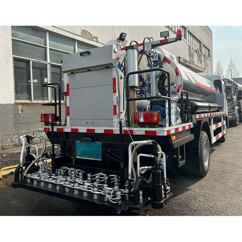 SINOTRUK asphalt distributor truck