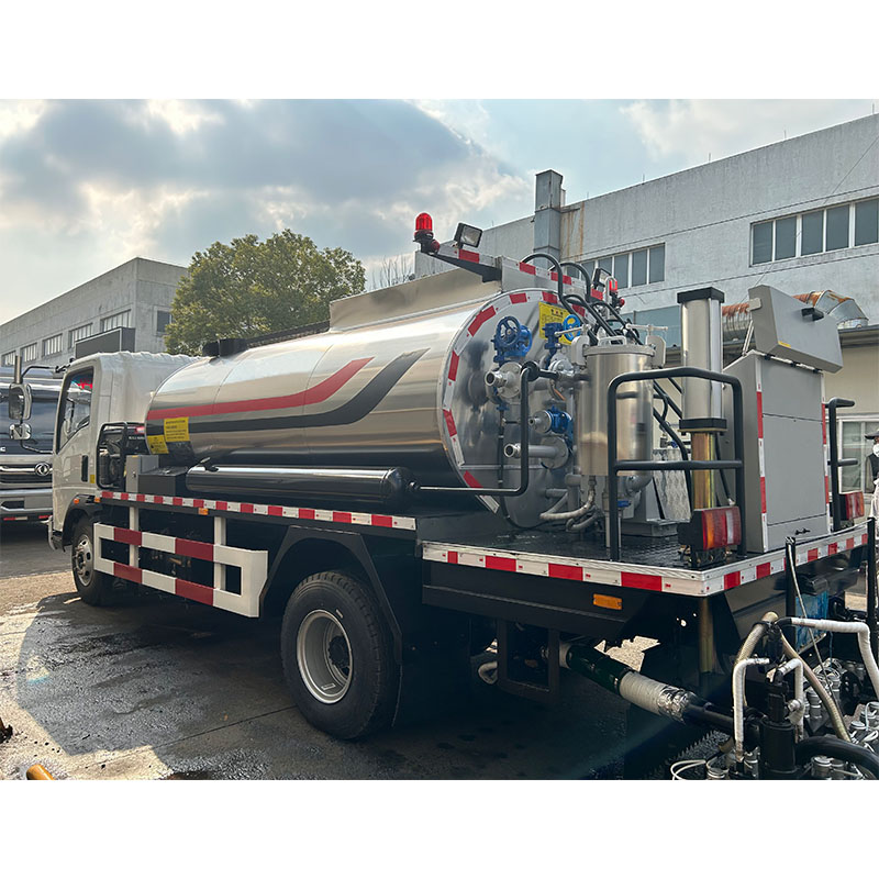 SINOTRUK asphalt distributor truck