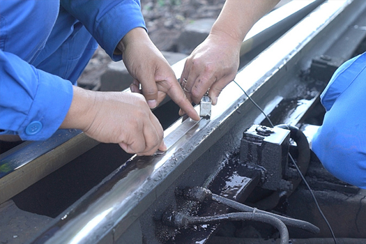 How are steel rails maintained on a daily basis?