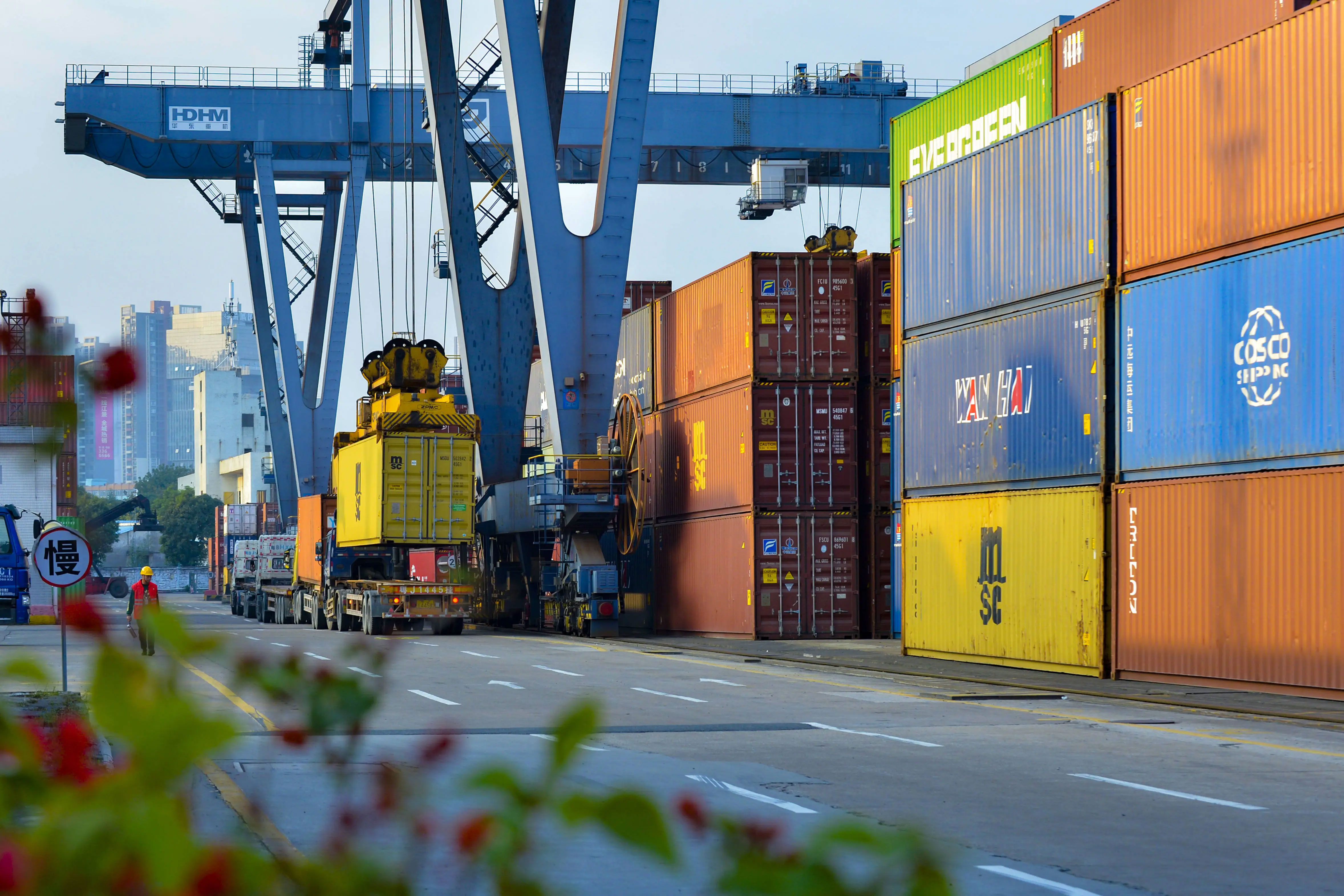 US tariffs and Chinese steel challenge Brazil's trade balance