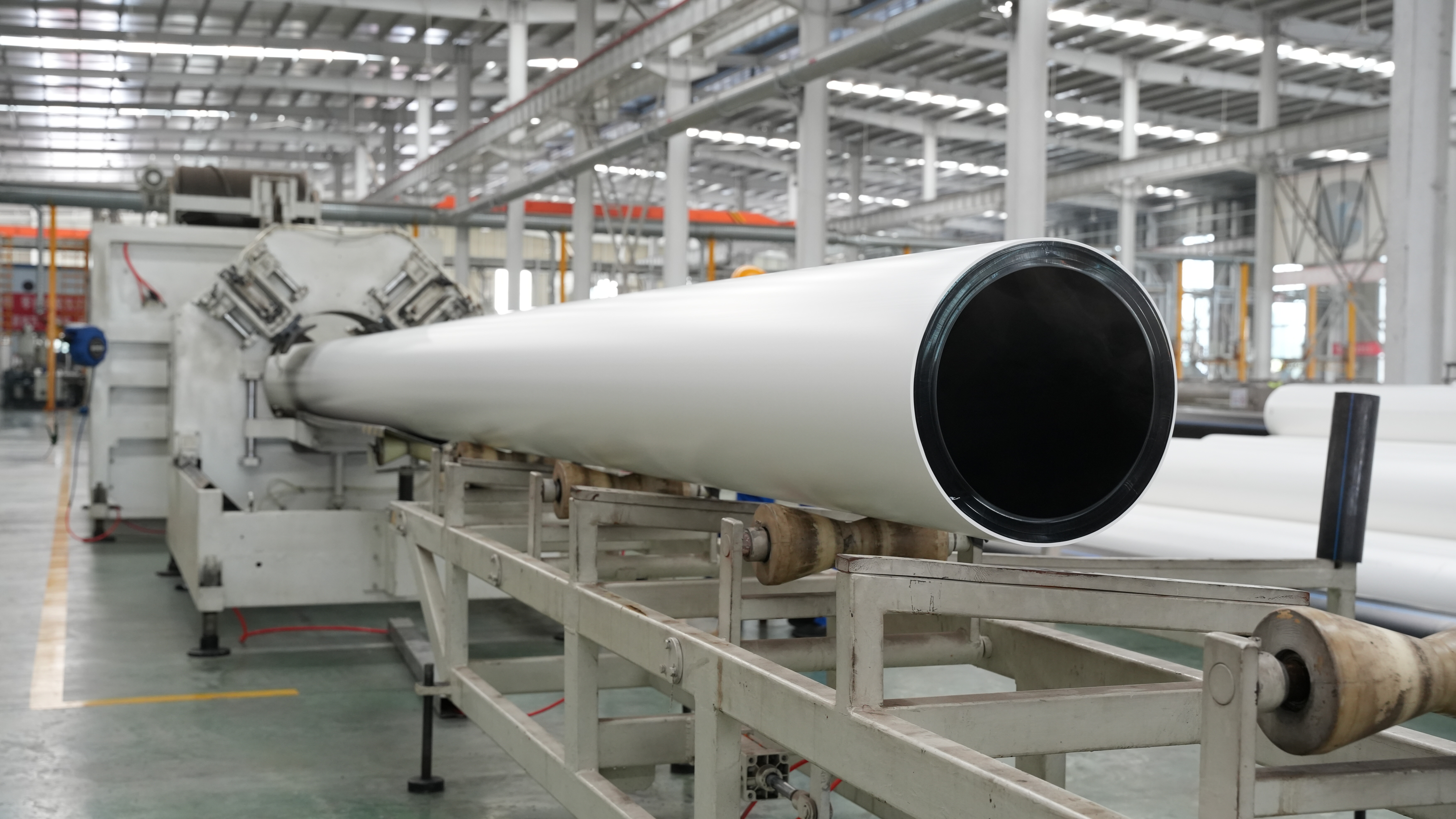 Anti-ultraviolet coating anticorrosive stainless steel pipe