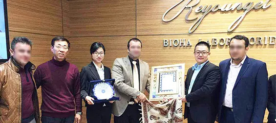 Los clientes iraníes previstos y sus acompañantes vienen a nuestra sede de Shanghai para discutir la cooperación.
