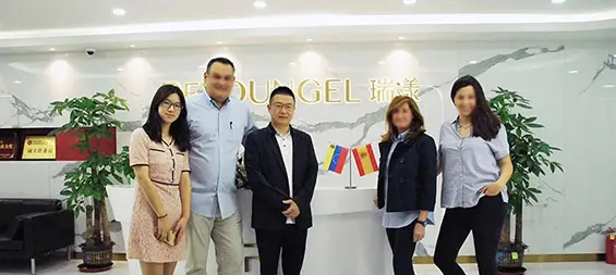El 24 de mayo de 2019, clientes españoles visitaron la sede de Reyoungel Shanghai