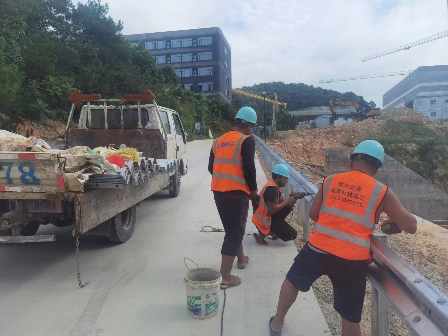 Defensa metalica de 3 crestas