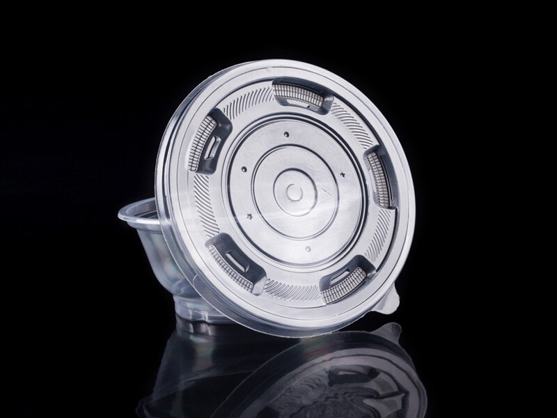 What are the benefits of using disposable environmentally friendly tableware?